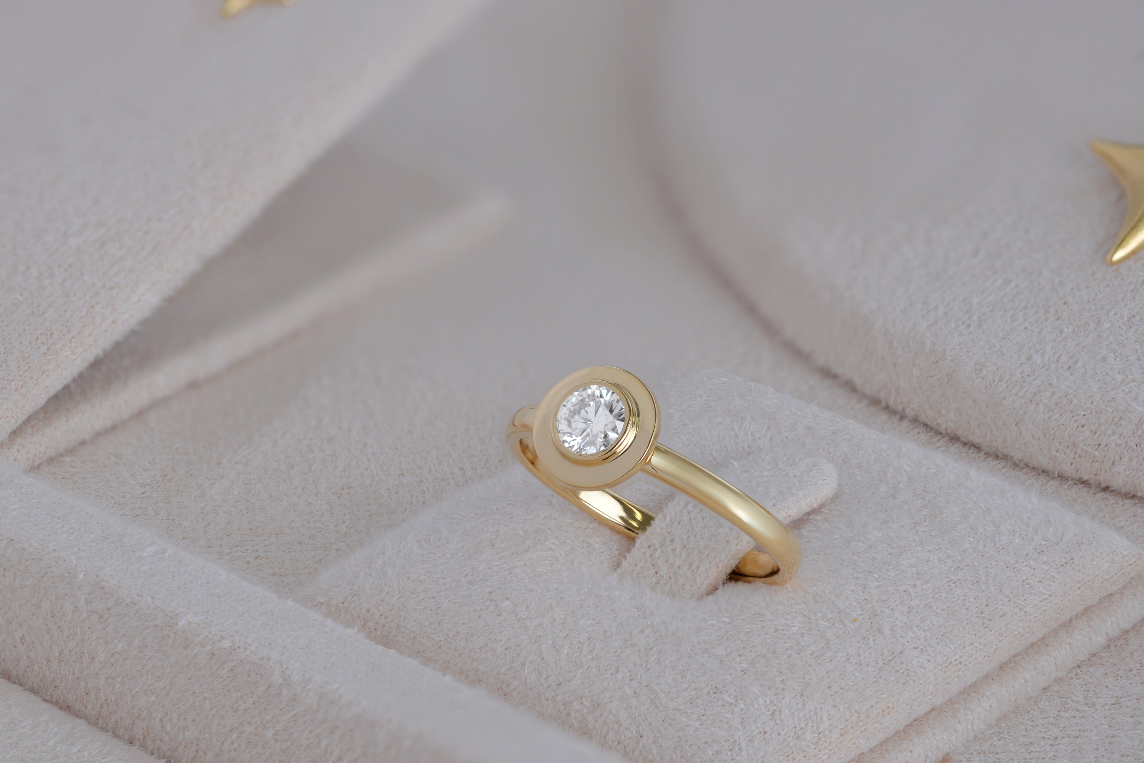 18ct CLASSIC DIAMOND RING image 3